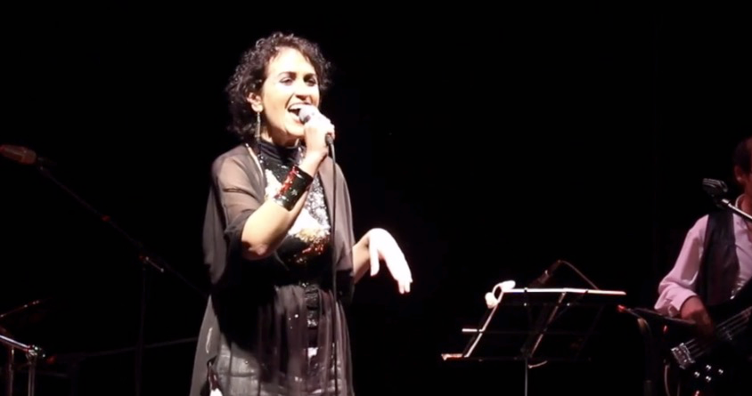 Vero Garay solista cantando · micrófono