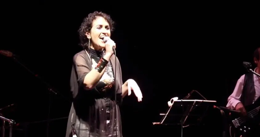 Vero Garay solista cantando · micrófono