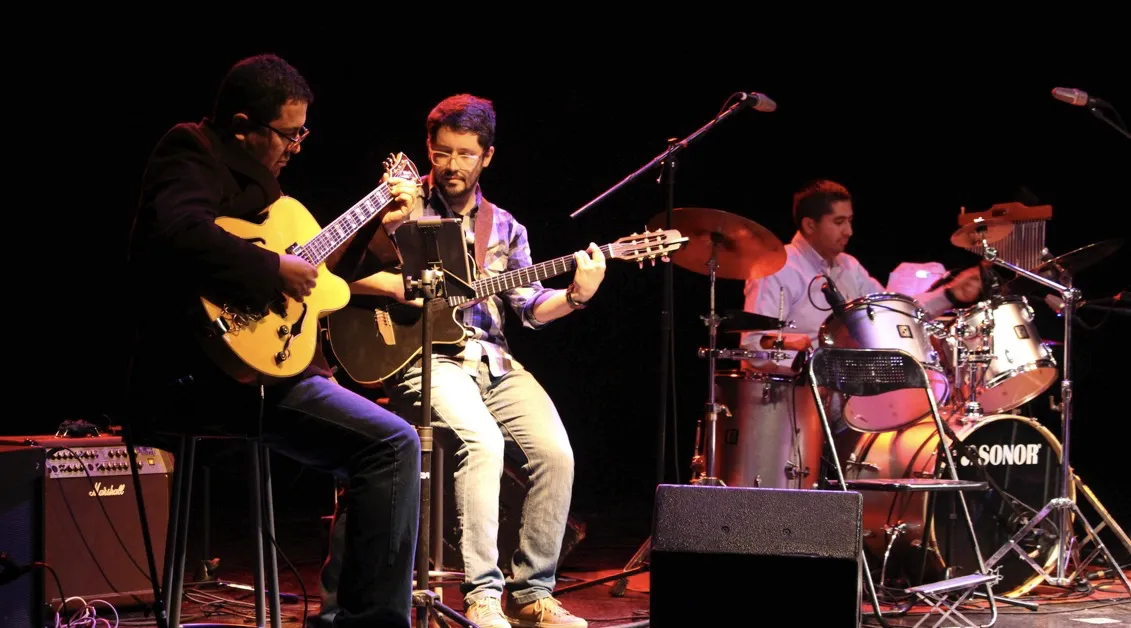 Vero Garay en escenario con la banda Los Infiltrados